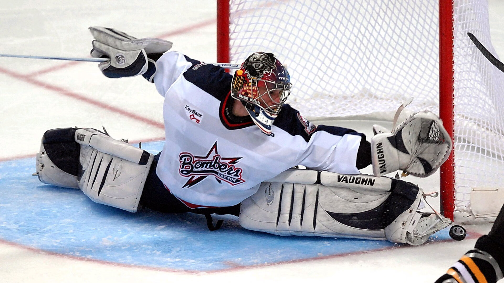 “攻防大战：战略调度成胜负关键，绝境何惧？”，战略攻防游戏